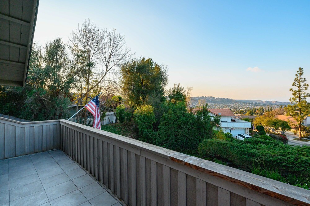 Luxury Hilltop Stay Pool Views Sleeps Many