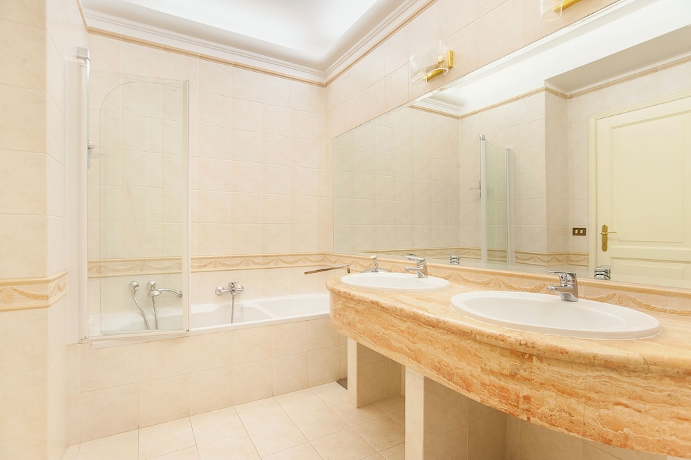 Eur Luminous And Large Family Terrace Apartment
