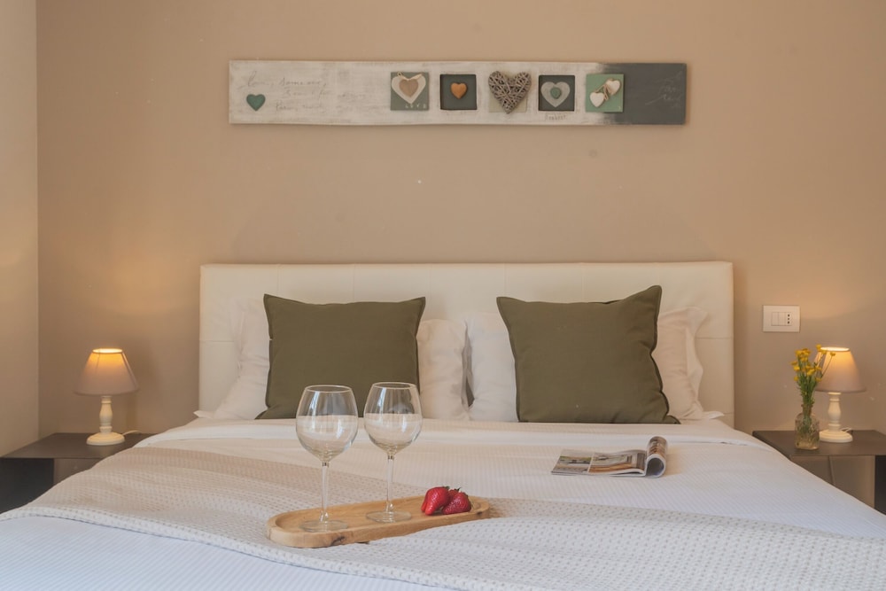 MT Studio by Rent All Como by Rent all Como