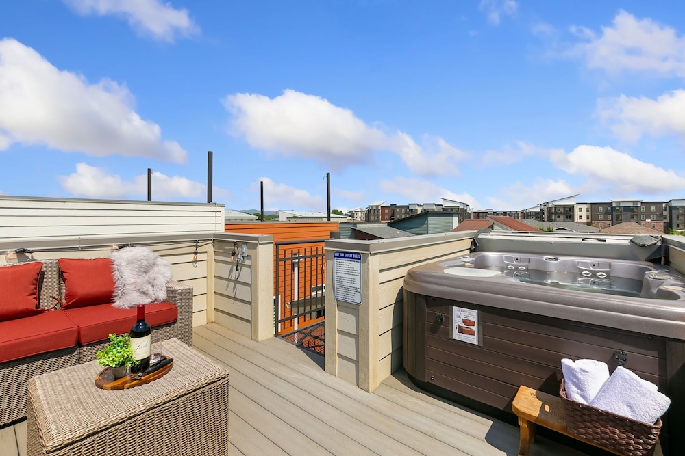 The Cycle Haus - Rooftop Deck With Hot Tub & Views