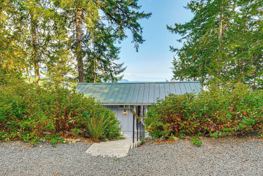 Outdoor Kitchen & Canal Views: Cabin in Quilcene!