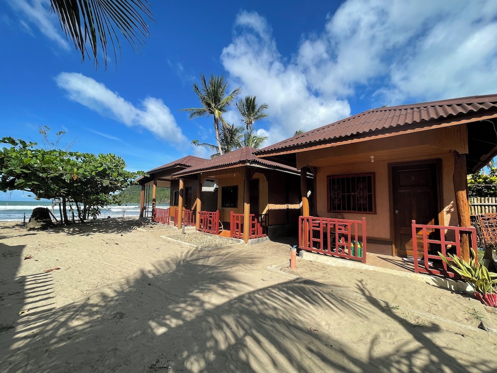 Akoya Beach Park & Cottages