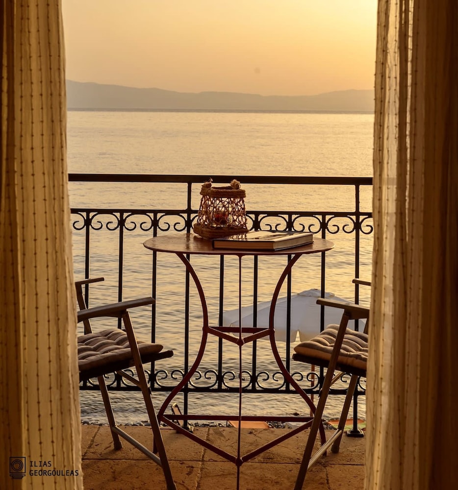 Waveside Sanctuary - Luxurious Seastone Villa