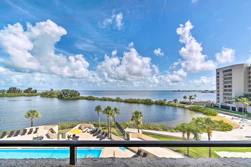 Gulf-view Condo in Hudson: Perfect for Snowbirds!