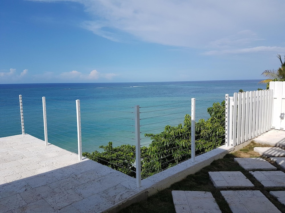 Je Suis Jamaica - 4 B R Beachfront Villa w Staff