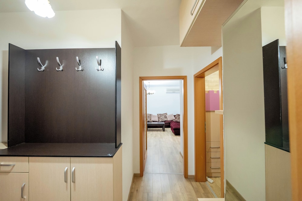 Tirent Apartment - Spacious 2-Bedroom Stay Near Liqeni i Thatë