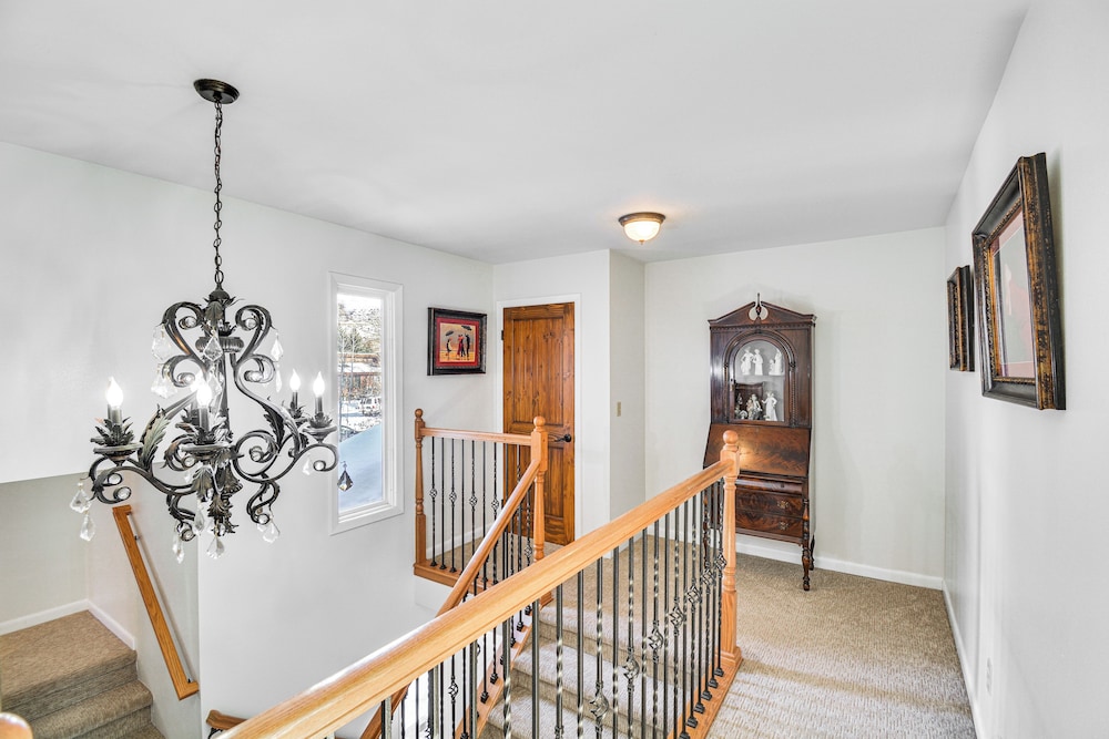 Mtn-view Patio & Hot Tub: Home in Avon