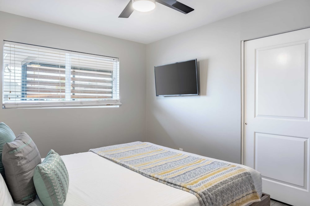 Indianola Oasis Private Pool, Outdoor Living & Old Town Access