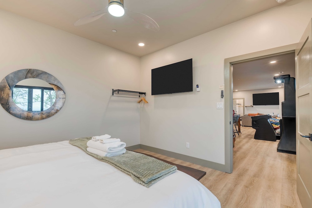 Luxury Group Retreat w/ Indoor Pool, Arcade & 56-mile Views Grand Vista Retreat
