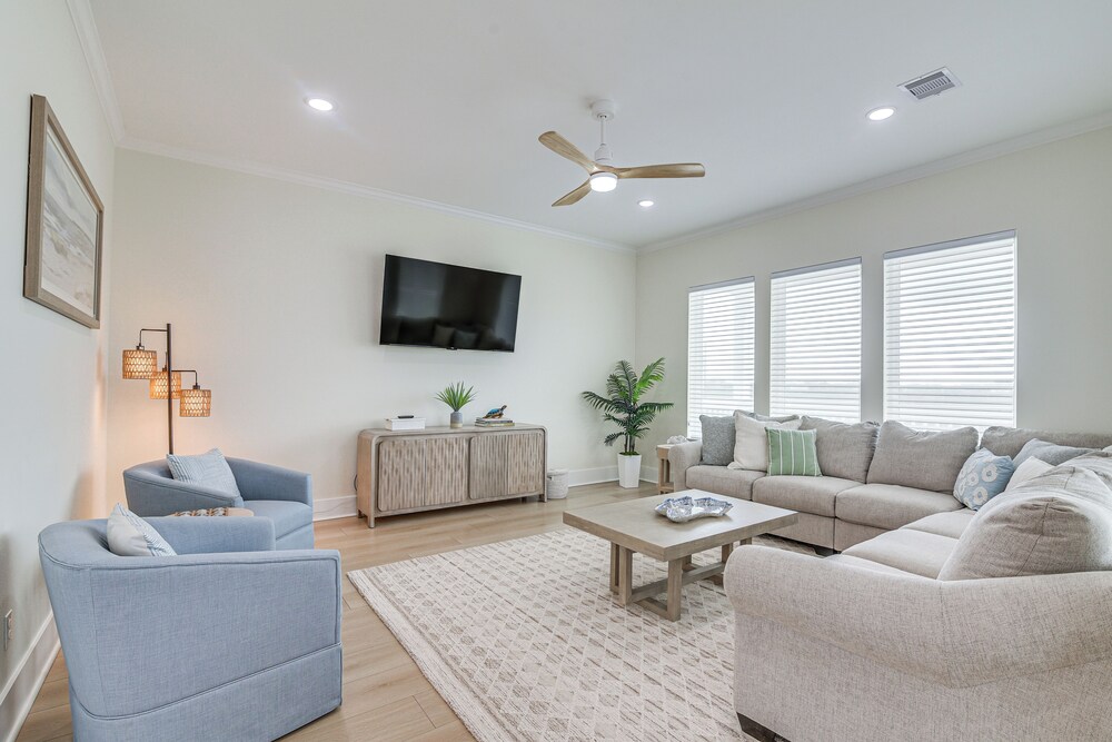 Walk to Beach: Galveston Gem w/ Pool Access