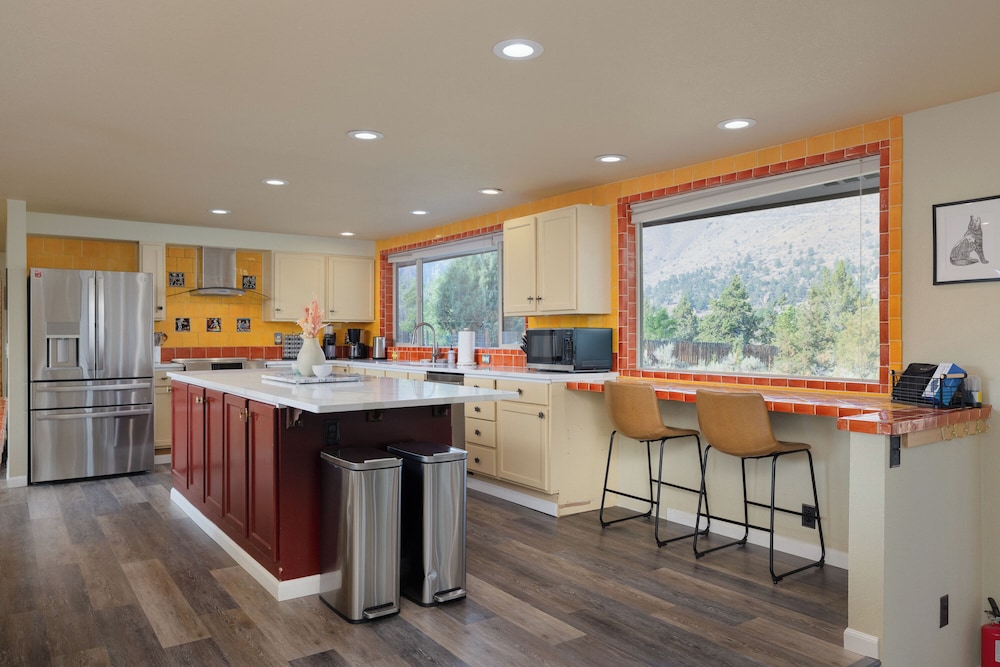 Smith Rock Base Camp Sleeps 6!