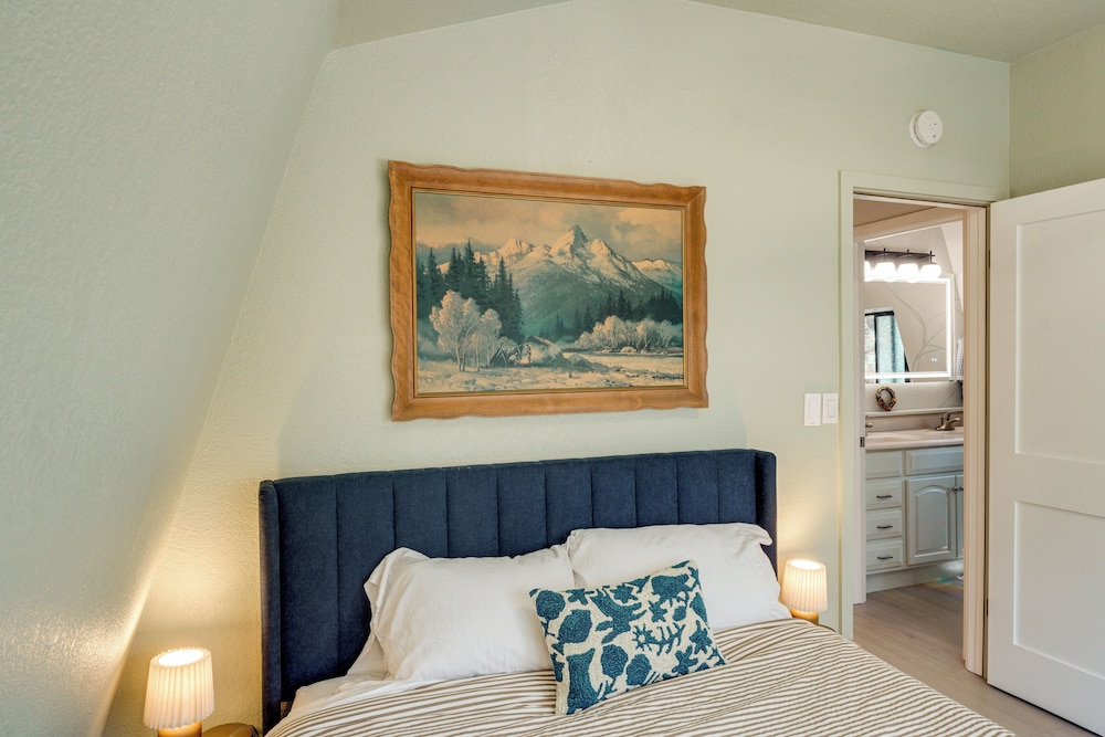 Walk to Village: Cozy Cabin in Pine Mountain Club!