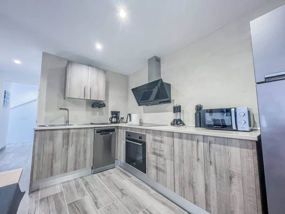 Modern Two Bedroom Apartment With Pool