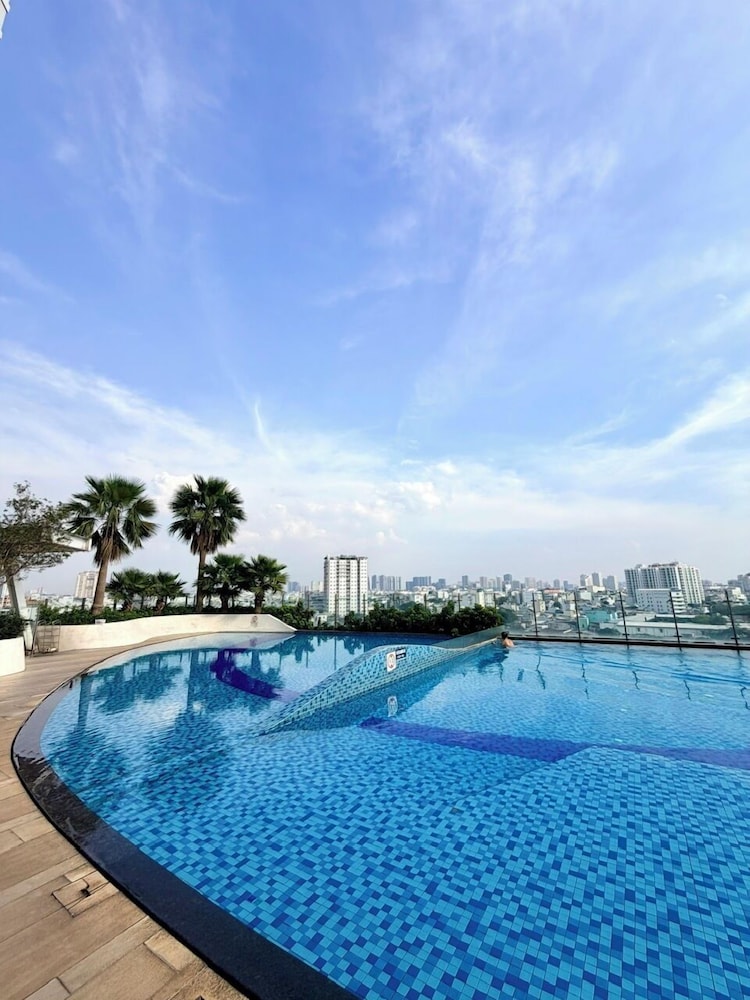 Sunrise High Floor Pool Ben Thanh Gym