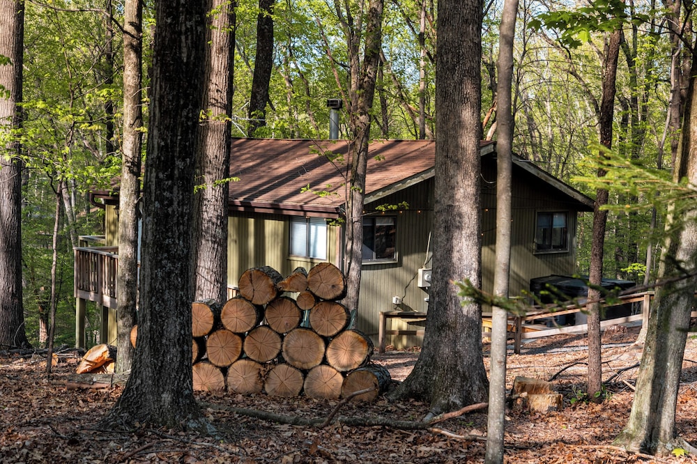 2-Bedroom cabin Hot tub Fireplace PS5