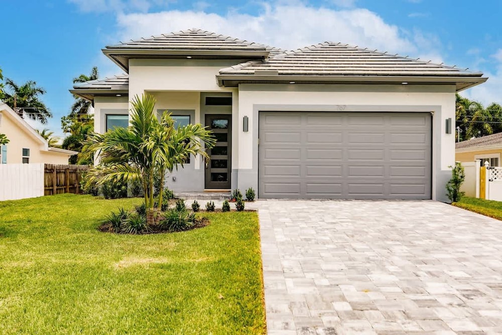 Luxurious Naples 4BR w Pool by Vanderbilt Beach