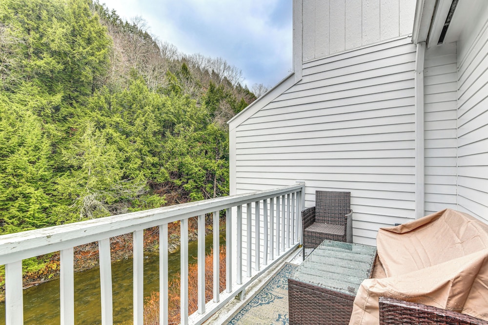 7 Mi to Stowe Mtn! Riverfront Retreat on Main St