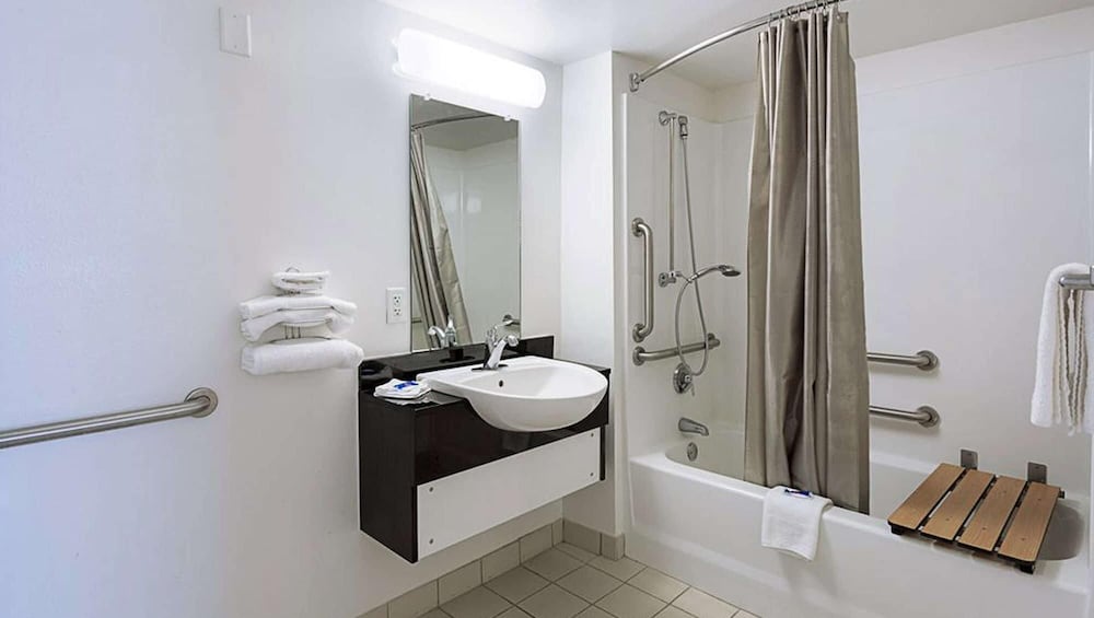 Super 6 Inn & Suites Baton Rouge