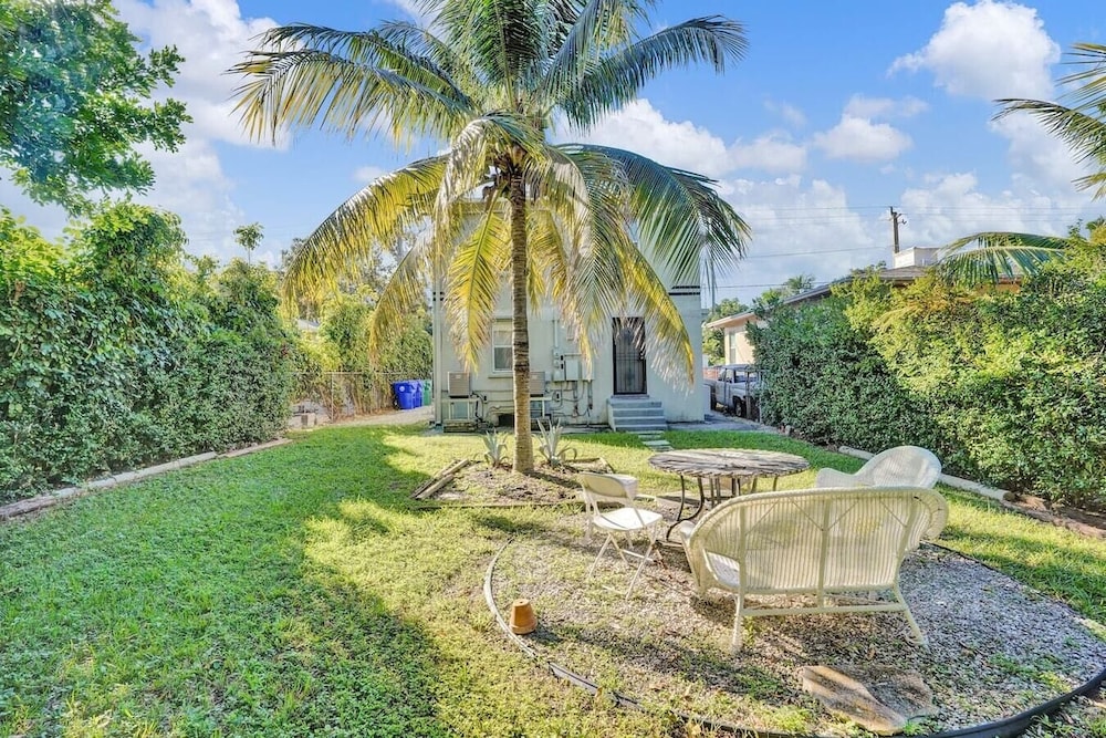 Biscayne Deluxe Unit, 2br/1bath, Free Parking, Garden & Bbq!