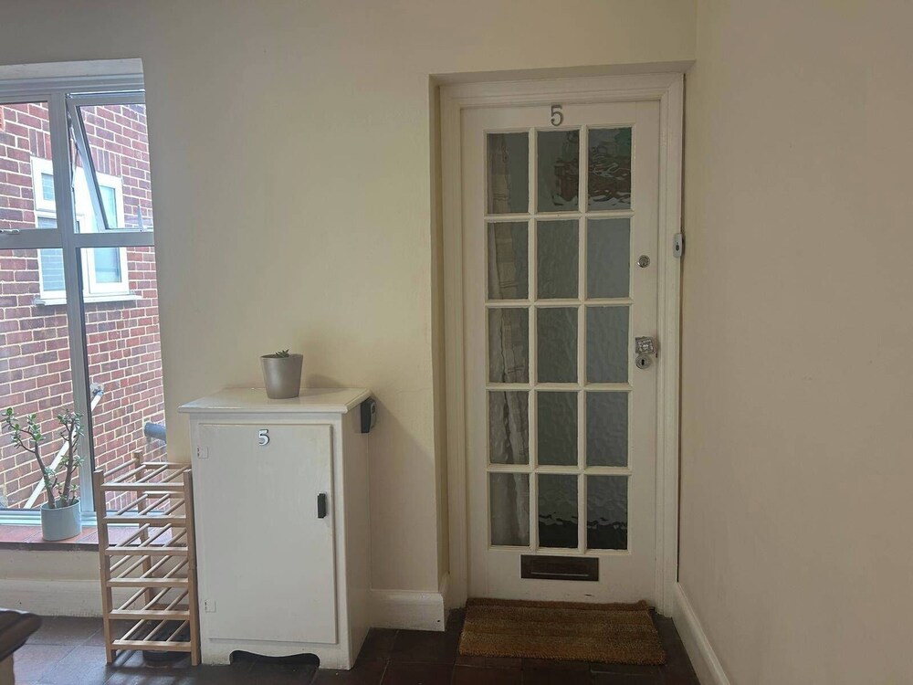 Homely 2-bed Apartment - Sleeps 3 & Parking
