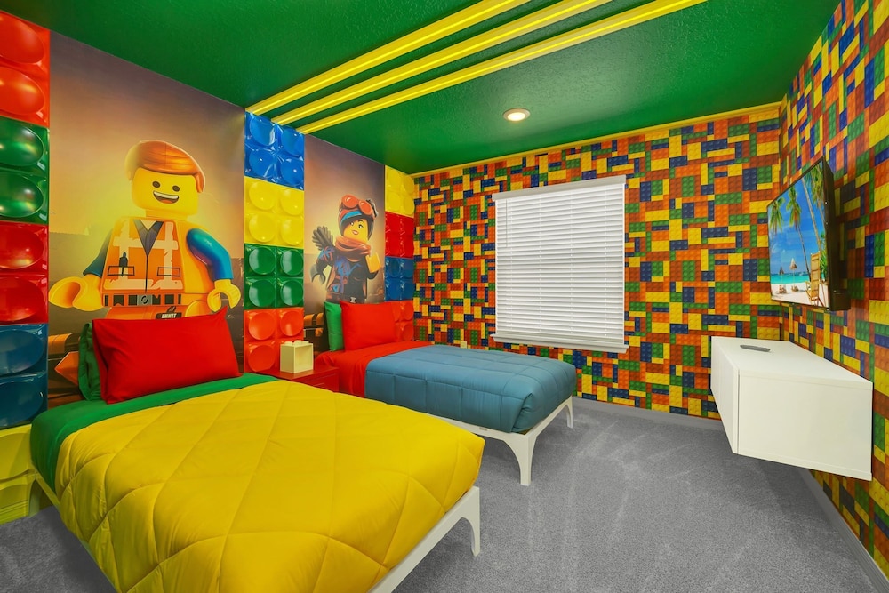 Chic 10br Retreat With Themed Rooms Pool