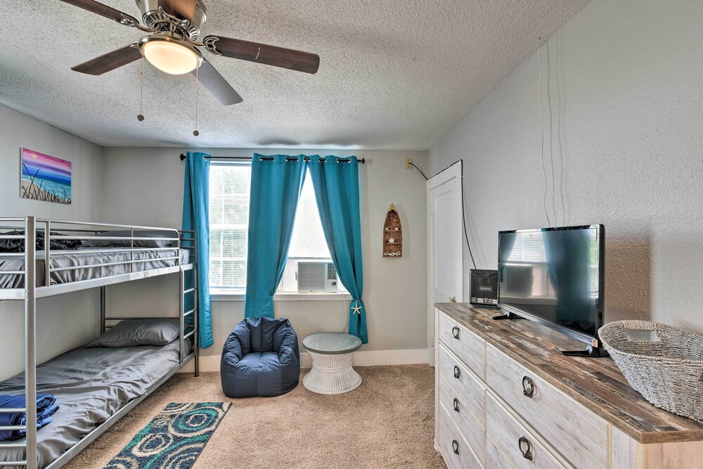 Walk to Beach: Breezy Galveston Apt w/ Deck! view 2
