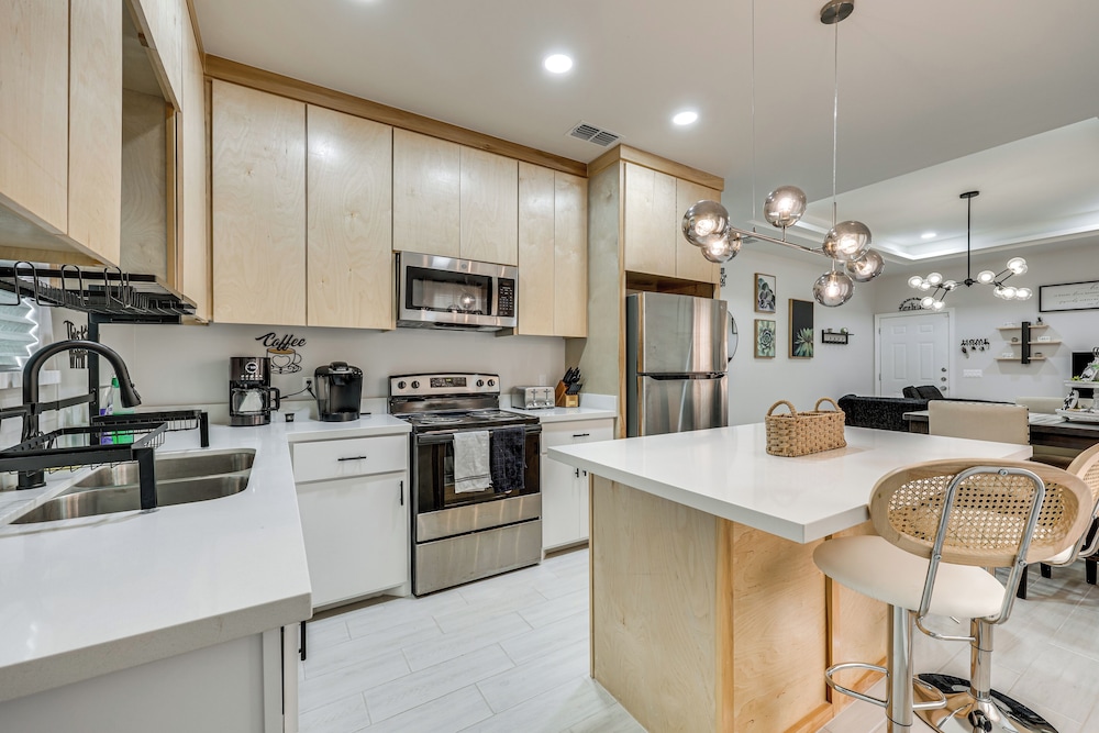 4 Mi to Dtwn: Modern Apartment in Edinburg!