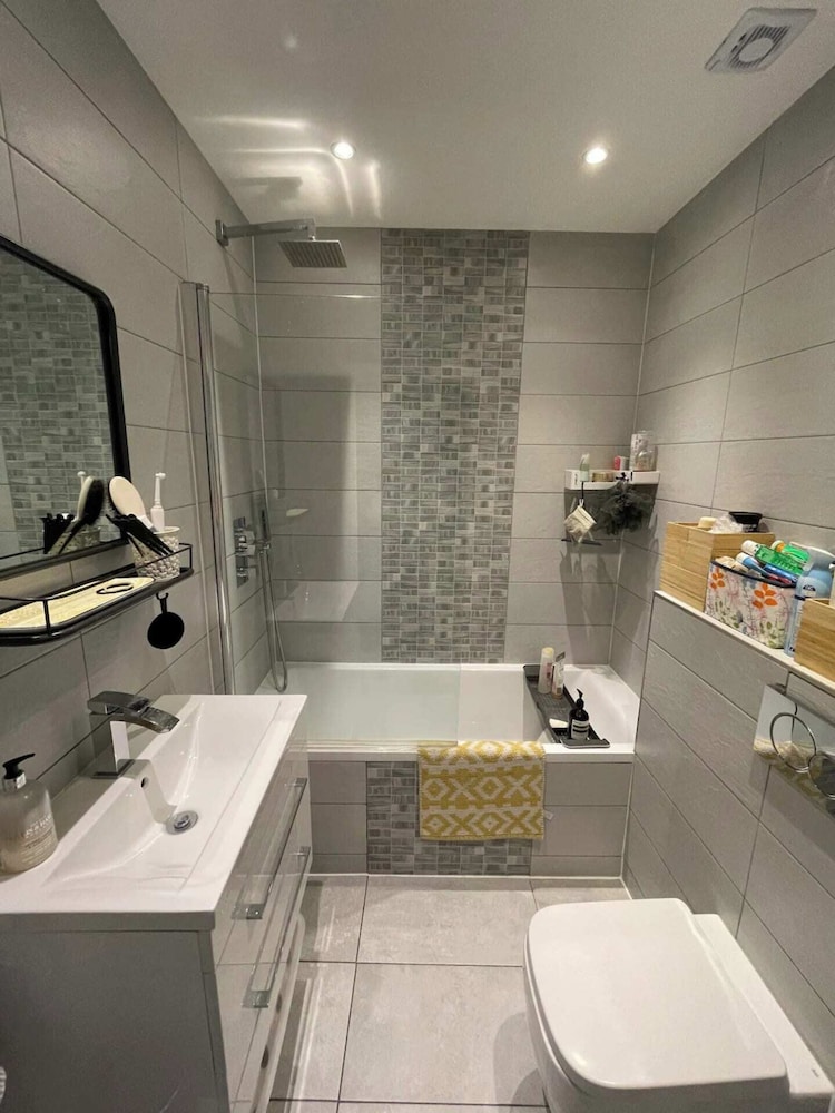 Snug 1BD Flat With Balcony - Stoke Newington