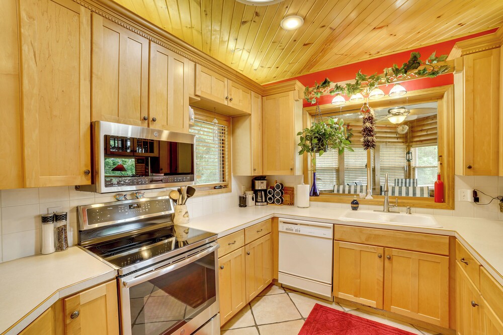 Decks & Views: Spacious Cabin Near Table Rock Lake