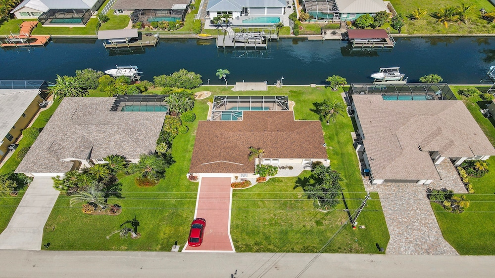 Just Chill Modern Canal Villa w Heated Pool