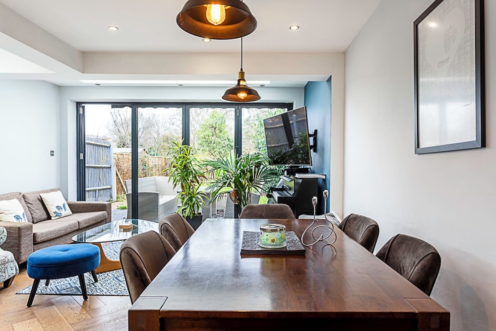 Modern and Spacious Colliers Wood Home