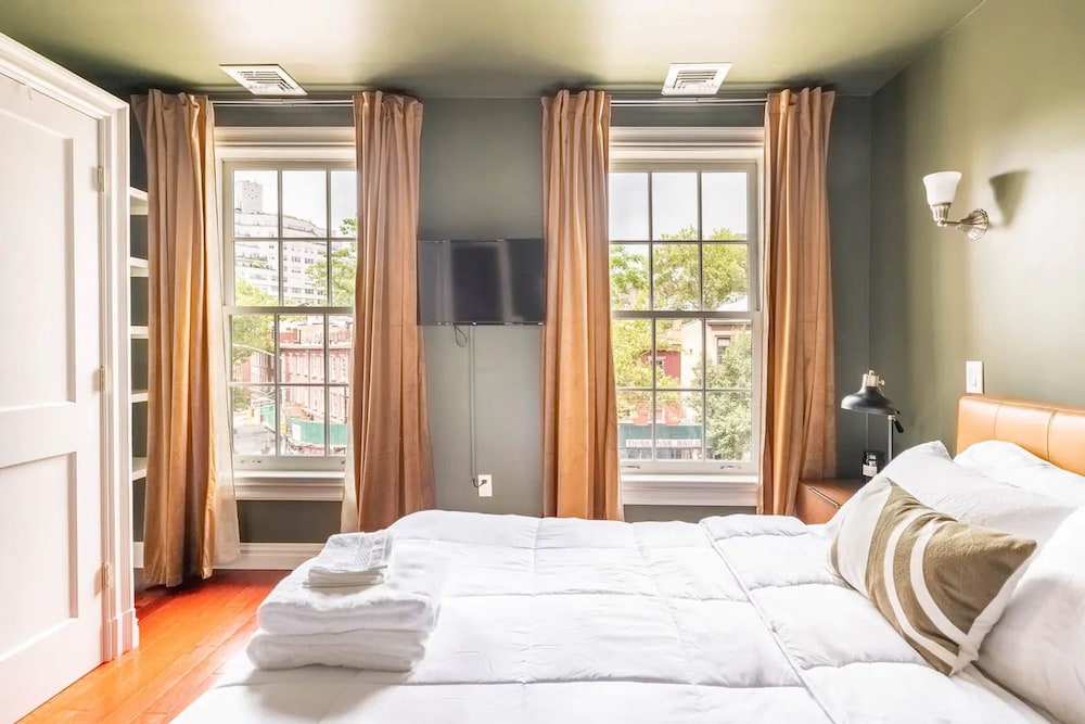 Lofty Bright Greenwich Getaway w Private Rooftop
