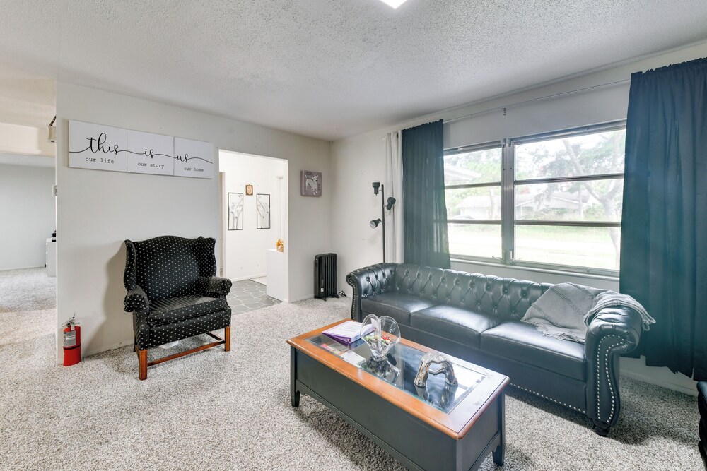 7 Mi to Siesta Beach: Home w/ Furnished Patio!