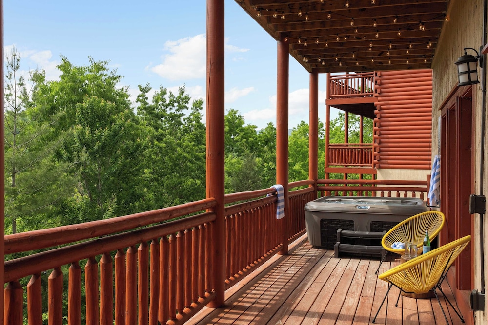 Smoky Ridge by Avantstay Renovated Cabin w/ Indoor Pool Game Room + Theater
