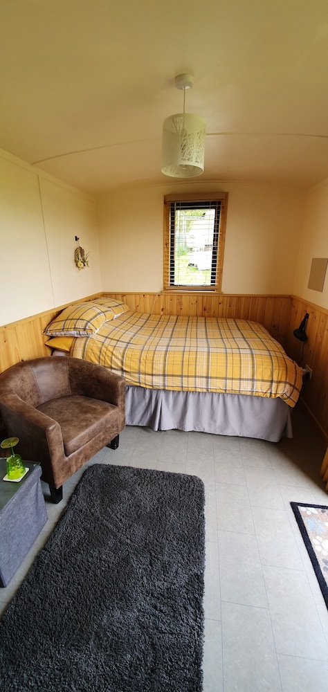 Shepherds Hut-1 Bed-hot Tub -views view 2