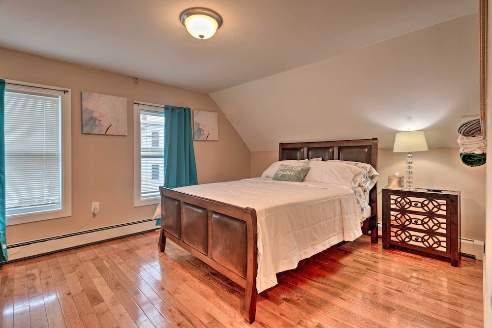 Cozy Third-story Apartment in Dtwn Brockton!