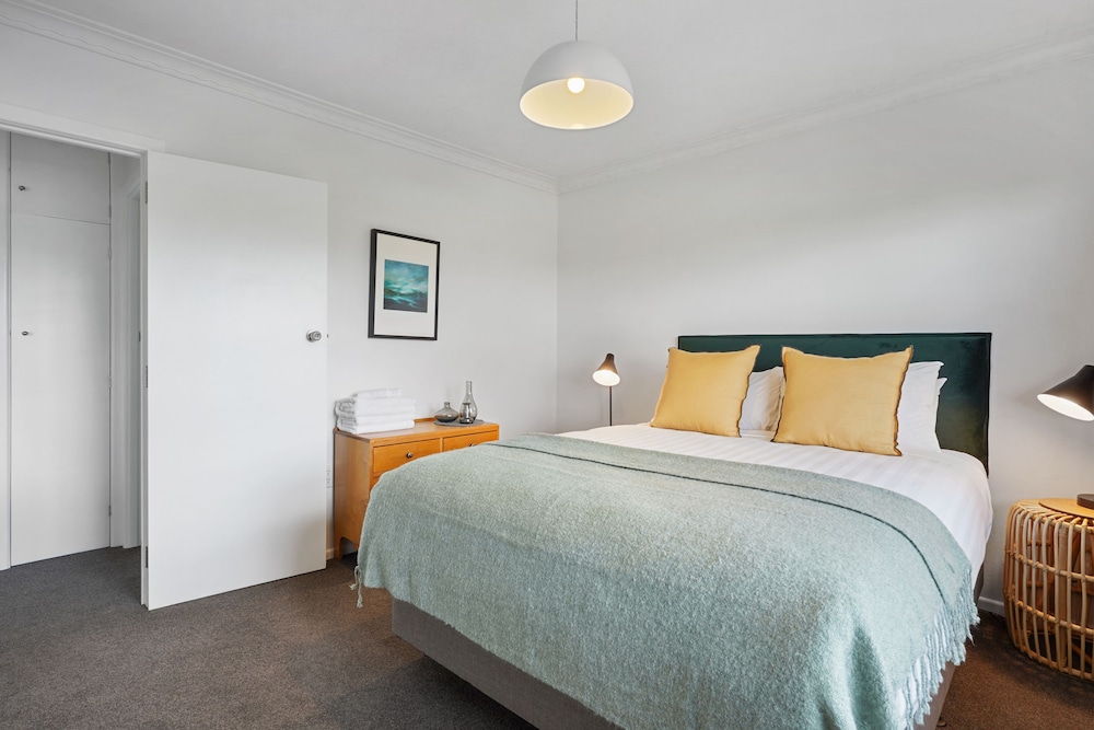 Renovated Takapuna 2BR Apt - Parking view 3
