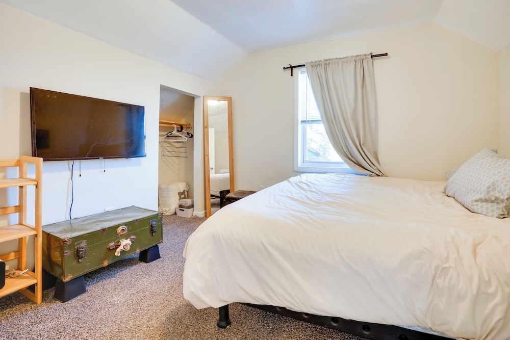 2 Mi to Downtown Minneapolis: Apt w/ Shared Yard