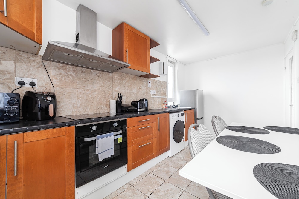 Modern Living In Stylish 3bed Flat