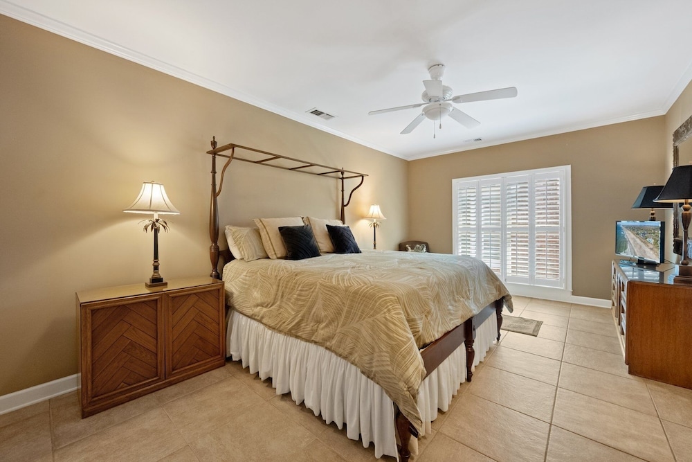 Stunning Marsh Lake Villa Perfect For Entertaining Sue's Way 3 Bedroom Villa by Peace Vacations view 4