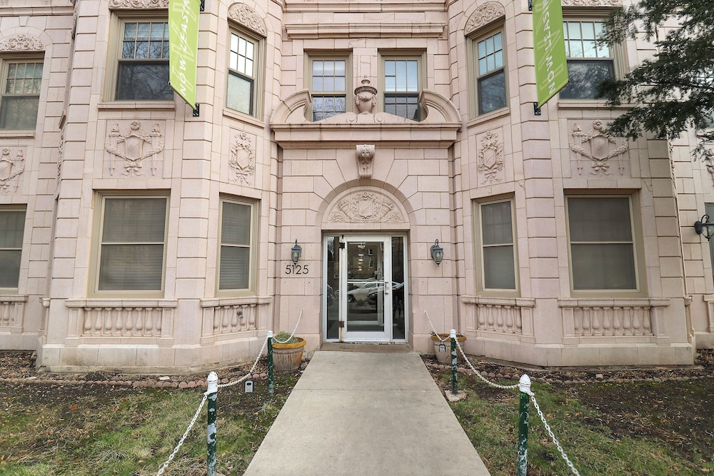 Lively 1BR - Kenwood 408