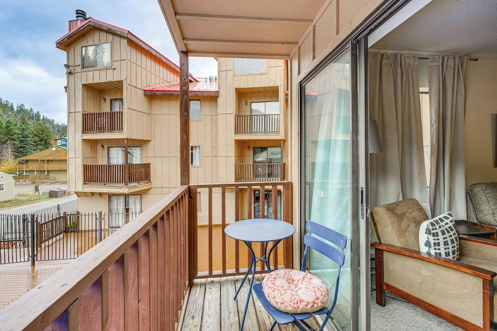 Easy Red River Ski Access! Outdoor Adventure Condo