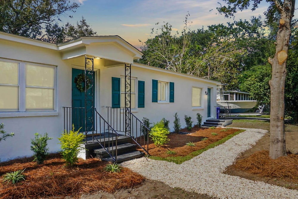 Chic Charleston Home - Half Mile to Park Circle! view 5