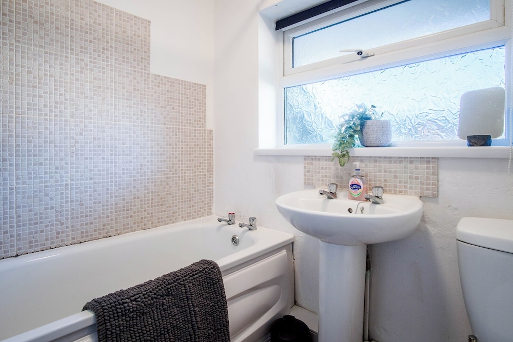 Gellionen - 2 Bedroom House - Clydach