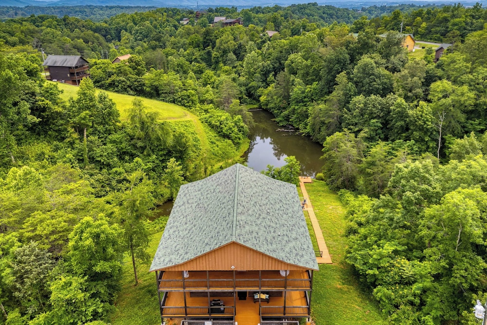Lions Landing by Avantstay Sleeps 18 Hot Tub Game Room Views Near Pigeon Forge