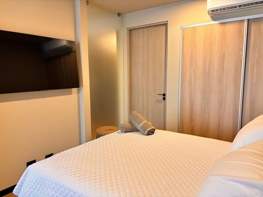 BEE Suites San José - Santa Ana
