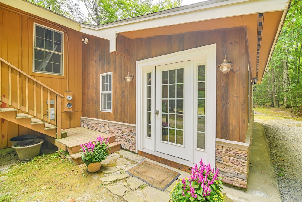 Walk to Water: Outdoor Gem w/ Bunkhouse in Madison