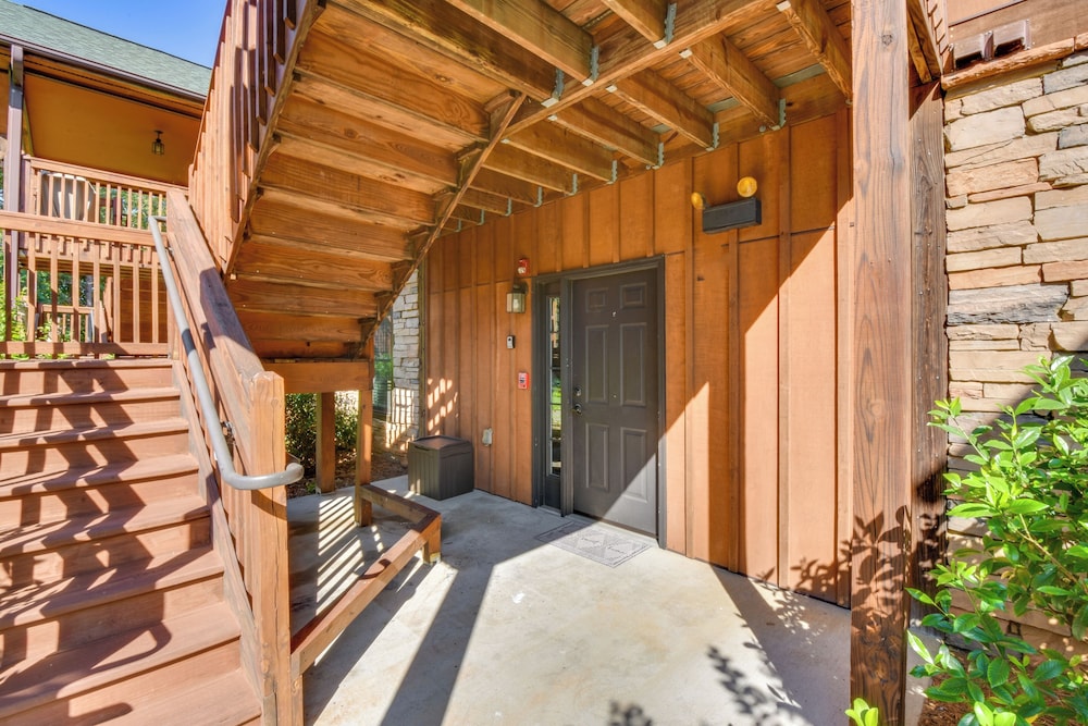 Scenic Outdoor Space: Lake Keowee Retreat!