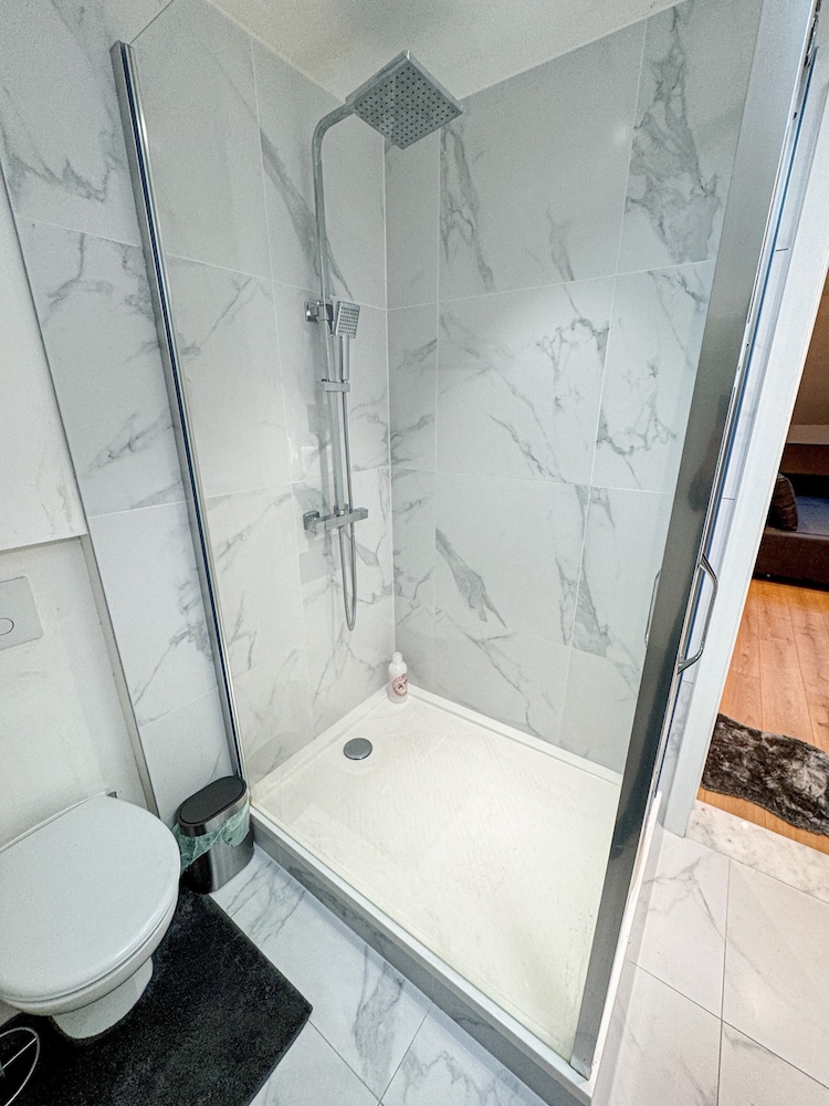 Modern 1BR 1LR Apartment Walk To Rabot