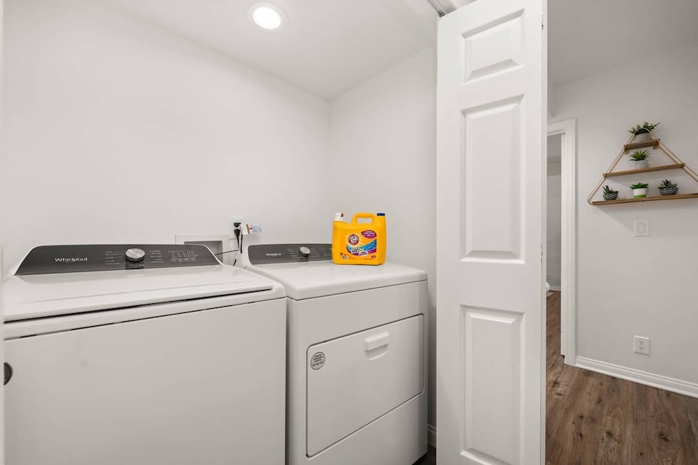 The Avalon - Modern Colorful w Private Parking, photo 19